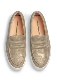Scarpe beige senza lacci in camoscio con finitura metallica. Presentano una soletta imbottita e una suola esterna in gomma bianca. Design piatto con minimalismo nei dettagli.