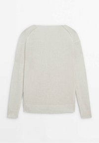 Jasno beżowy sweter dzianinowy z długimi rękawami, ściągaczami na mankietach i na dole. Posiada luźny krój oraz prosty design bez widocznych wzorów.