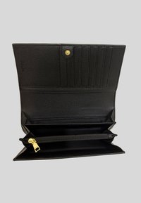 Portafoglio in pelle nera, finitura testurizzata, presenta più scomparti per carte e un comparto con zip, chiuso con una chiusura a scatto dorata.