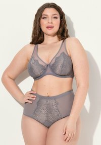 Grijs lingeriesetje met een kanten bh en hooggesneden slip, beide met ingewikkelde bloemenpatronen en een gladde textuur.