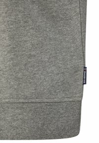 Grijze sweatshirtstof met een gestructureerd oppervlak. Heeft een ribbelrand en een klein label met "HECHTER" en gekleurde strepen aan de onderkant.