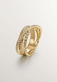 Anillo de oro con bandas entrelazadas, una de ellas engastada con piedras claras. Acabado suave con acentos texturizados y un aspecto pulido.