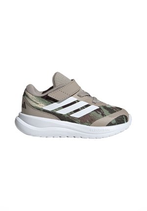 Dziecięcy but sportowy z wzorem kamuflażu, beżowymi akcentami, białymi paskami Adidas, zapięciem na rzep i grubą białą podeszwą oznaczoną "Cloudfoam."