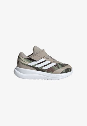 Dziecięcy but sportowy z wzorem kamuflażu, beżowymi akcentami, białymi paskami Adidas, zapięciem na rzep i grubą białą podeszwą oznaczoną "Cloudfoam."