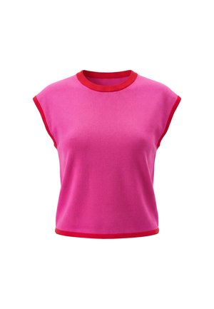 Mouwloos roze gebreid topje met rode bies aan de kraag, armsgaten en zoom, afgebeeld op een witte achtergrond.