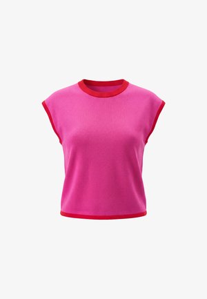 Mouwloos roze gebreid topje met rode bies aan de kraag, armsgaten en zoom, afgebeeld op een witte achtergrond.