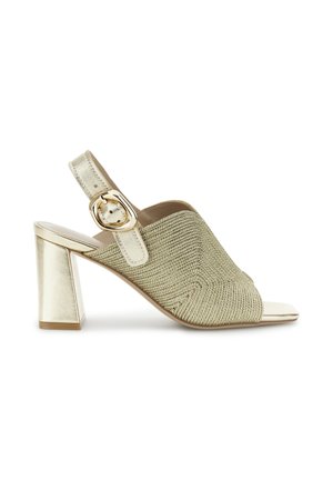 Avoin varpaitten slingback-kengät, joissa on teksturoitu vaaleanvihreä materiaali, metallinhohtoinen kullanvärinen lohkokorko ja pyöreä solkiyksityiskohta hihnassa.