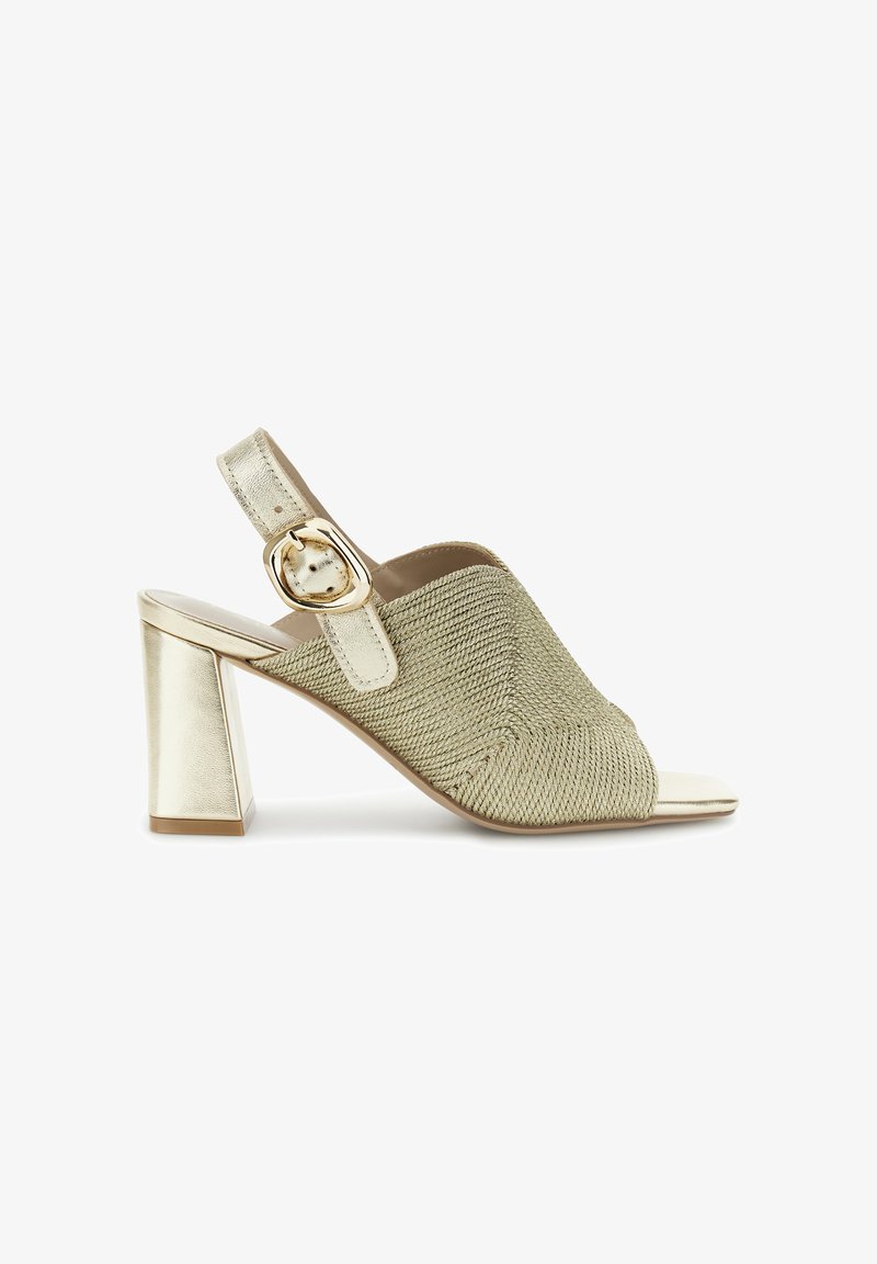 Avoin varpaitten slingback-kengät, joissa on teksturoitu vaaleanvihreä materiaali, metallinhohtoinen kullanvärinen lohkokorko ja pyöreä solkiyksityiskohta hihnassa.