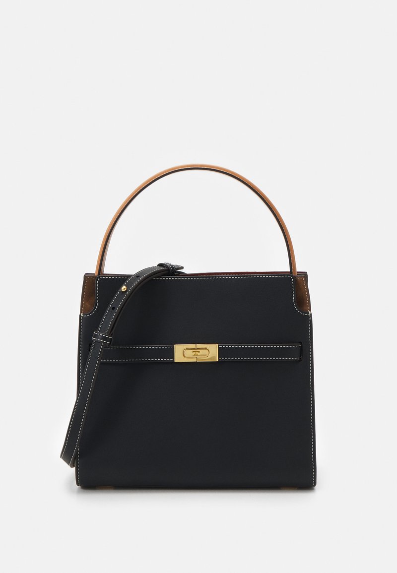 Fekete kézitáska strukturált anyagból, barna bőr fogantyúval, aranyszínű fém csattal, fehér varrással és levehető pánttal.