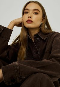 NORR Blusa - brown washed