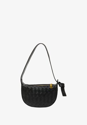 Juoda pynimo odinė rankinė su kreiva forma ir viena diržo. Yra užtrauktukas su auksu blizgančiu akcentu ir tekstūruota paviršiumi.