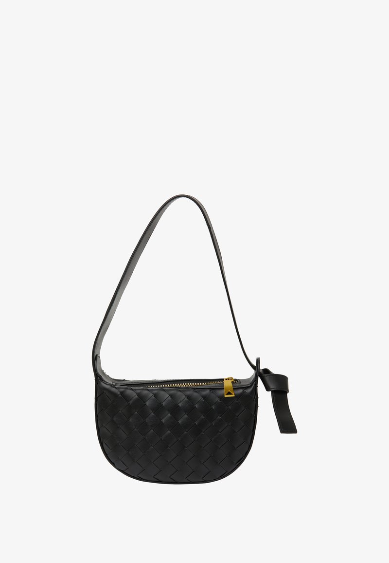 Juoda pynimo odinė rankinė su kreiva forma ir viena diržo. Yra užtrauktukas su auksu blizgančiu akcentu ir tekstūruota paviršiumi.