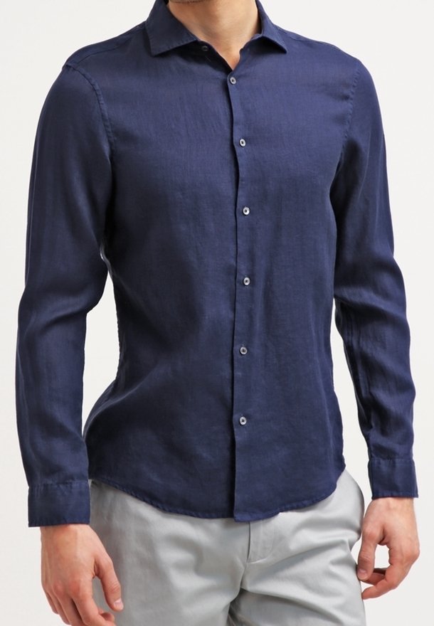 Marinblå långärmad skjorta med knappar, tillverkad av texturerat tyg, med en standardkrage och fem knappar framtill.