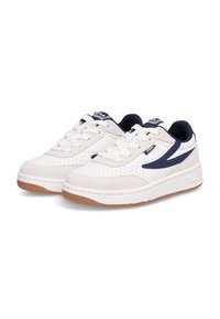 Scarpe da ginnastica bianche e blu navy realizzate in materiali scamosciati e in pelle, con design perforato, lacci e suole in gomma naturale. Logo Fila sul lato.