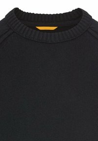 Dunkel marineblauer Strickpullover mit geripptem Rundhalsausschnitt und strukturiertem Stoff, ausgestattet mit einem kontrastierenden gelben Detail am hinteren Hals.