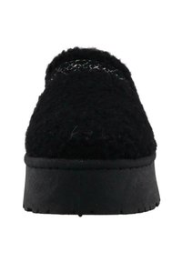 Czarny, puszysty but typu slip-on z teksturowaną cholewką, okrągłym czubkiem i grubą, czarną gumową podeszwą. Posiada przeszywane wykończenie wzdłuż krawędzi.