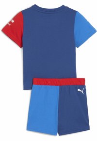 Sæt bestående af to dele med en blå bomulds T-shirt, der har røde og lyseblå ærmer, samt matchende blå shorts med rød elastisk talje. Puma-logo på shortsene.