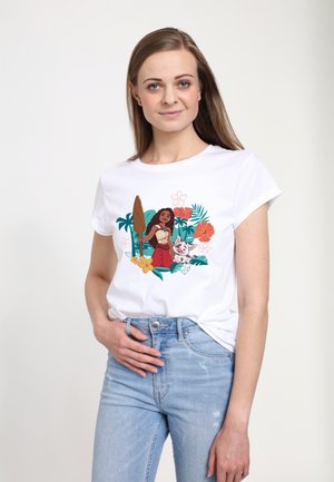 Weißes T-Shirt mit kurzen Ärmeln, das eine bunte Grafik eines Mädchens mit einem Surfbrett, Blumen und einem Schwein zeigt, vor tropischem Laub.