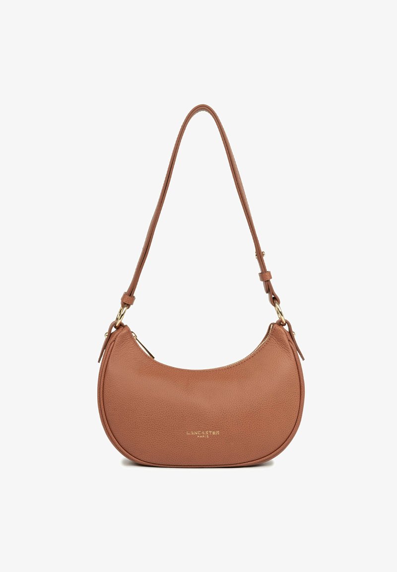 Sac à bandoulière croissant en cuir marron texturé avec fermeture éclair dorée et logo, sangle réglable, et détails matériels minimalistes.