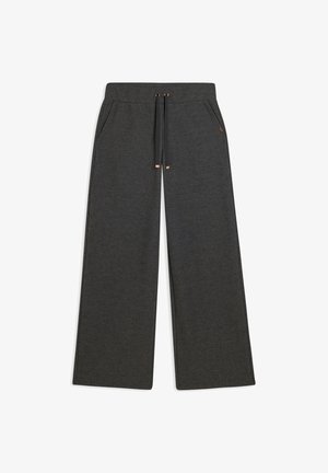 Pantalons de survêtement gris à jambes larges en tissu doux, avec une taille élastique à cordon de serrage, deux poches latérales et de subtils accents métalliques.