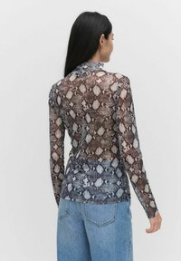 Langsleeve top van doorschijnende stof met een slangenprint in bruin, grijs en zwart; heeft een hoge hals en een strakke pasvorm.