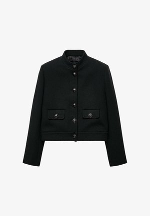 Chaqueta corta negra hecha de tela texturizada, con un alto cuello, botones frontales y dos bolsillos con solapa y cierre de botón.