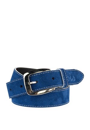 Cinturón de ante azul con costuras blancas y una hebilla de metal plateado. Presenta una textura suave y un diseño clásico con un extremo redondeado.