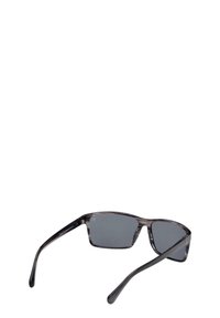 Occhiali da sole con lenti grigie, montatura in plastica traslucida grigio scuro, forma rettangolare, bracci curvi e una sottile texture.