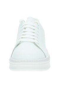 Sneaker bianco con tomaia in sintetico liscio, punta rotonda e lacci bianchi piatti. Presenta un design minimalista e una suola in gomma a profilo basso.