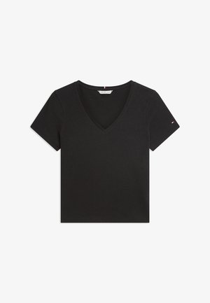 Czarna, krótkorękawowa koszulka z dekoltem w serek i małym logo na lewym rękawie, prezentowana na białym tle.