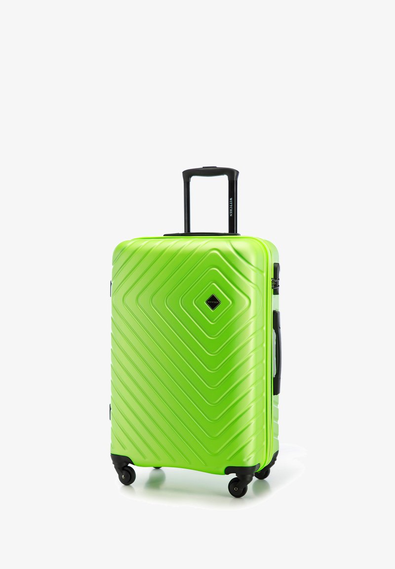Maleta rígida de color verde brillante, con un patrón de estrías en diagonal, mango retráctil negro y cuatro ruedas giratorias para facilitar su movilidad.