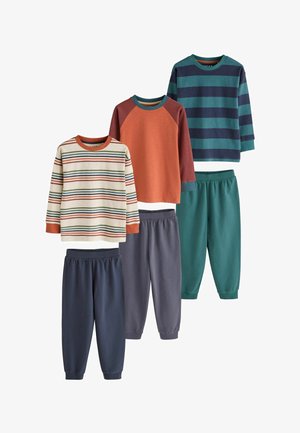Tre sæt børns langærmede toppe og bukser med elastisk talje i stribet, farveblok og ensfarvet design med blå, orange, grønne og cremefarver.