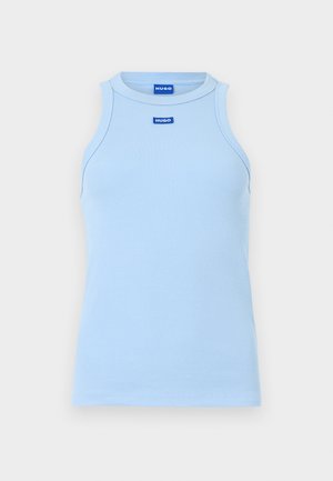Lichtblauwe geribbelde tanktop met een hoge hals, mouwloos ontwerp en blauwe logotags aan de voorkant. Gladde stof met een aansluitende pasvorm.