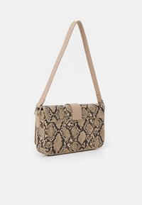 Béžová kabelka přes rameno z umělé kůže s hadím vzorem, s klopou a nastavitelným popruhem. Texturovaný povrch s geometrickými akcenty.