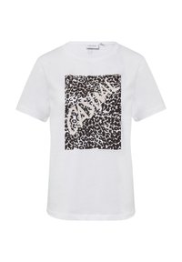 T-shirt en coton blanc avec un motif léopard noir et blanc et le mot "CASUAL" accompagné d'un texte en dessous, col rond, manches courtes.