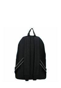 Schwarzer Stoff-Rucksack mit verstellbaren Trägern, einem Handgriff oben und einer schlanken Form. Verfügt über kontrastierende gestreifte Akzente.