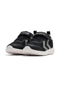 Schwarze Mesh-Sneaker mit grauen Akzenten, ausgestattet mit einem Klettverschluss, einer strukturierten Gummisohle und einem leichten Design. Geeignet für sportliche Aktivitäten.