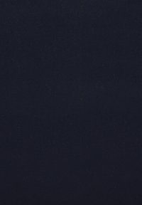 Granatowy materiał o gładkiej teksturze, charakteryzujący się jednolitą powierzchnią i brakiem widocznych wzorów lub ozdób.