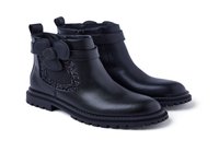 Botas negras de tobillo con un acabado de cuero brillante, que presentan un acento floral y un panel lateral brillante. Suela de goma texturada para mayor tracción.