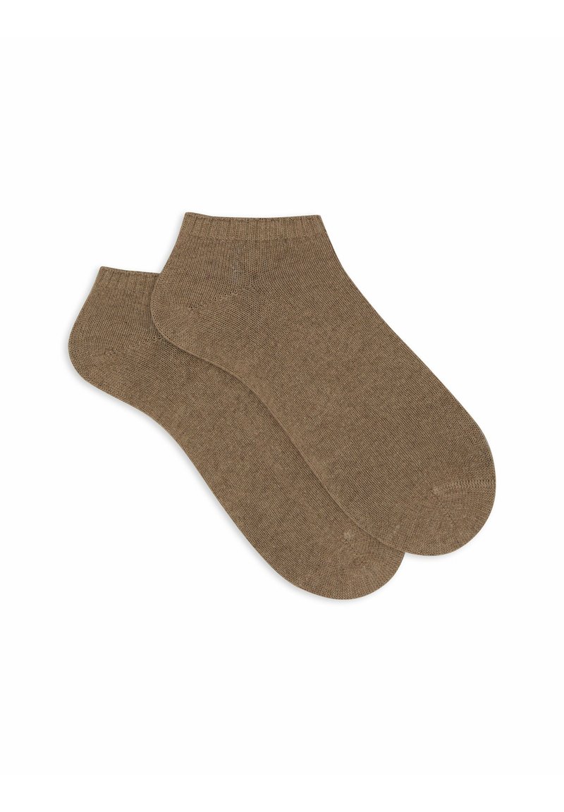 Calze alla caviglia marroni con un design a maglia testurizzata, dotate di un polsino a coste e una cucitura liscia sulla punta per il massimo comfort. Mostrate due paia.