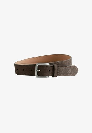 Barna bőrkörszíj ezüst téglalap alakú csattal, több állítható lyukkal és varrott szélekkel, fehér háttéren feltekerve.