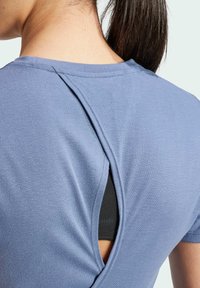 adidas Performance YOGA STUDIO WRAPPED - T-shirts print - preloved ink   grey six