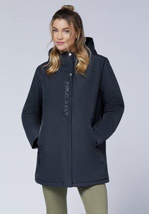 Dunkelblaues, kapuzenförmiges Jacket mit seitlichen Reißverschlusstaschen, das das Logo "POLO SYLT" auf der Vorderseite trägt. Hergestellt aus strukturiertem, wetterbeständigem Material.