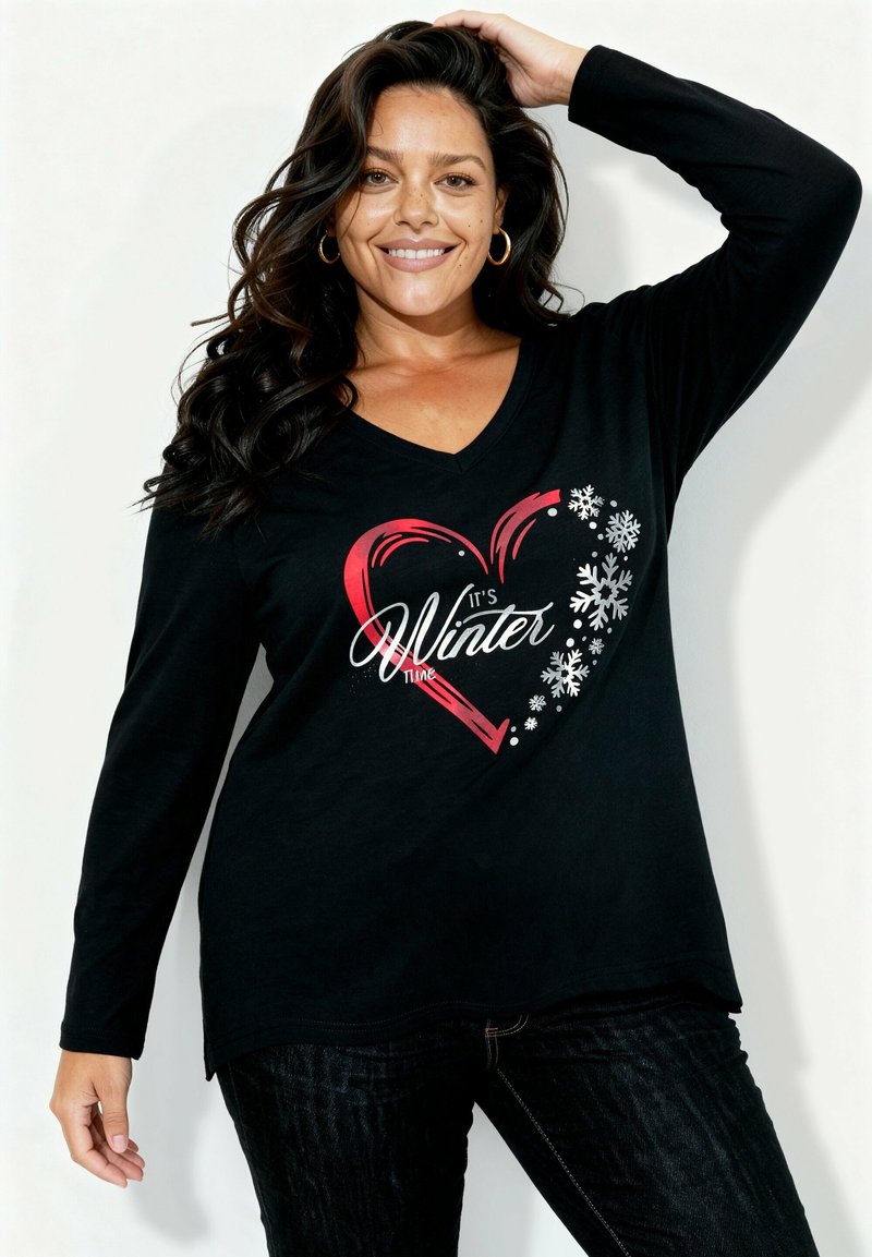 Zwart lang mouwenshirt met V-hals en een winterthema-graphic met een rood hart en sneeuwvlokken, gemaakt van zacht, gestructureerd materiaal.