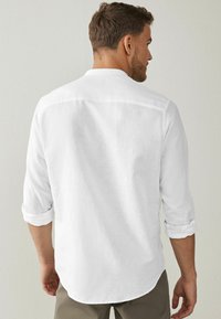 Next LINEN BLEND ROLL SLEEVE SHIRT WITH GRANDAD COLLAR - Košile - white
