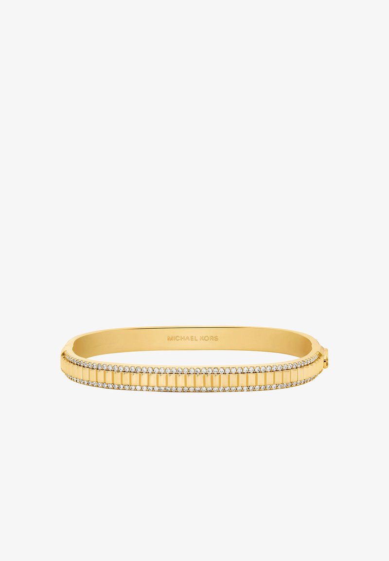 Guldtonet armbånd med geometrisk design, pyntet med klare krystaller langs kanten og en glat, poleret overflade.