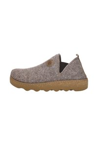 Vilt instap schoenen in grijs met een tan rubberen zool, voorzien van zijuitsparingen, een decoratieve logo patch en een gestructureerde bovenkant voor grip.