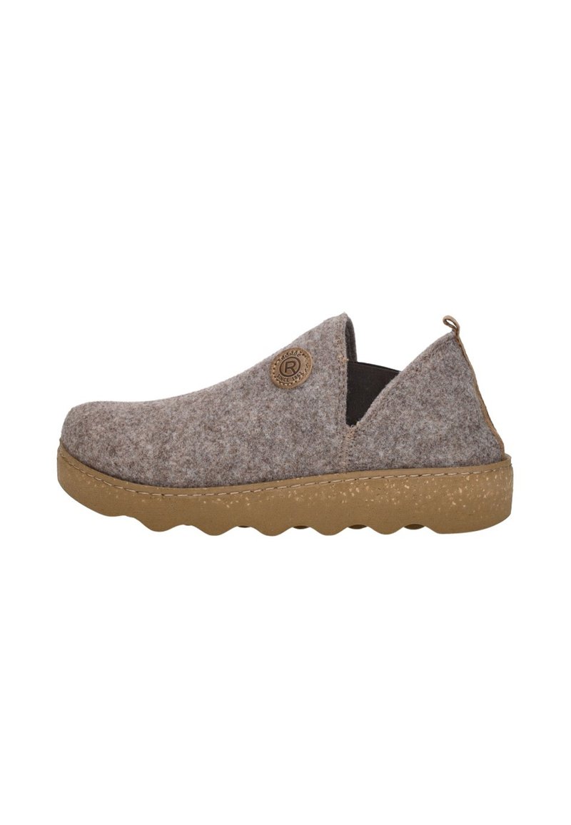 Vilt instap schoenen in grijs met een tan rubberen zool, voorzien van zijuitsparingen, een decoratieve logo patch en een gestructureerde bovenkant voor grip.