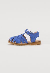 Blå mocka sandal med korsade remmar, spänne vid ankeln, öppen tå-design och brun gummisula.