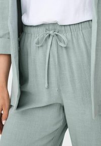 ONLY ONLSIESTA GERADE GESCHNITTEN - Trousers - abyss